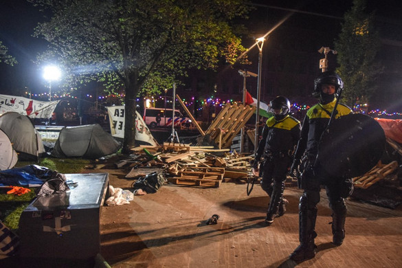 Hollandiában a rendőrség vetett véget egy egyetemi palesztinbarát tüntetésnek