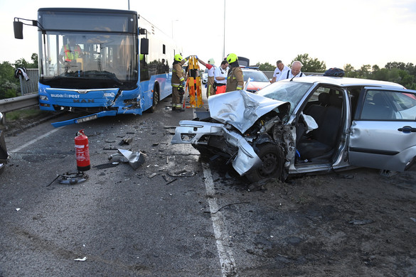 Összeütközött egy busz és egy autó a XX. kerületben