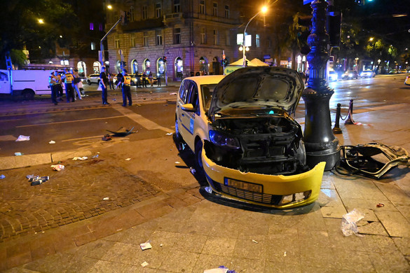 Három ember súlyosan megsérült egy éjszakai balesetben Budapesten