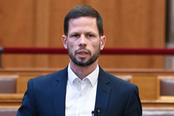 „A Párbeszéd matrica lett a DK bukósisakján”
