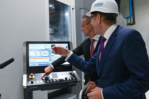 Új üzemcsarnokot, képzési központot és napelemparkot létesített a Siemens Energy