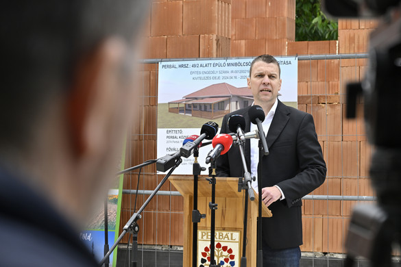 Menczer: A választás tétje háború vagy béke