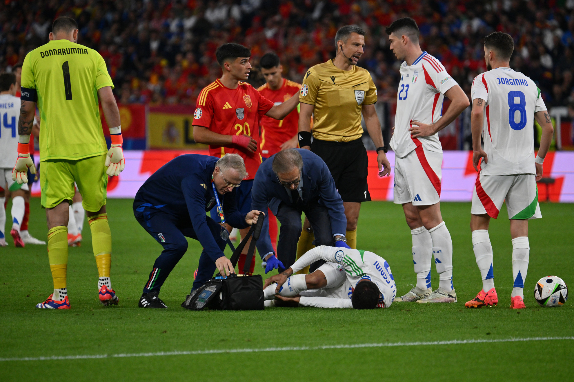Az olaszok középpályása, Lorenzo Pellegrini orvosi ellátásra szorult, miután megsérült a Spanyolország–Olaszország mérkőzésen