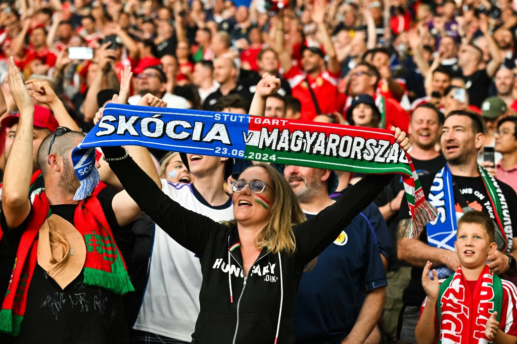 Magyar szurkolók a Skócia-Magyarország labdarúgó-Európa-bajnokság A csoportjának Skócia-Magyarország mérkőzése előtt a Stuttgart Arénában 2024. június 23-án