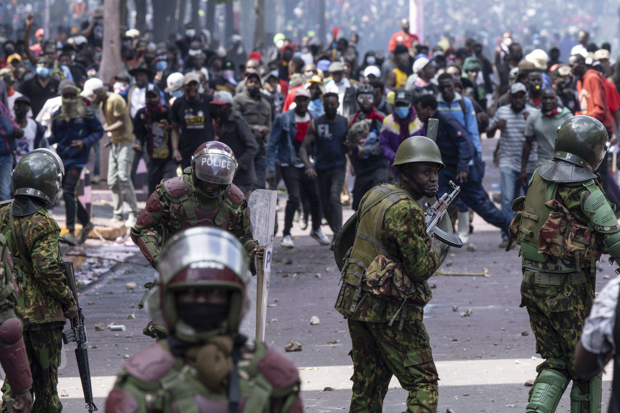 Fotó: AFP/Simon Maina Tüntetők haladnak a rendőrség felé nairobiban kormány által tervezett adóemelések ellen