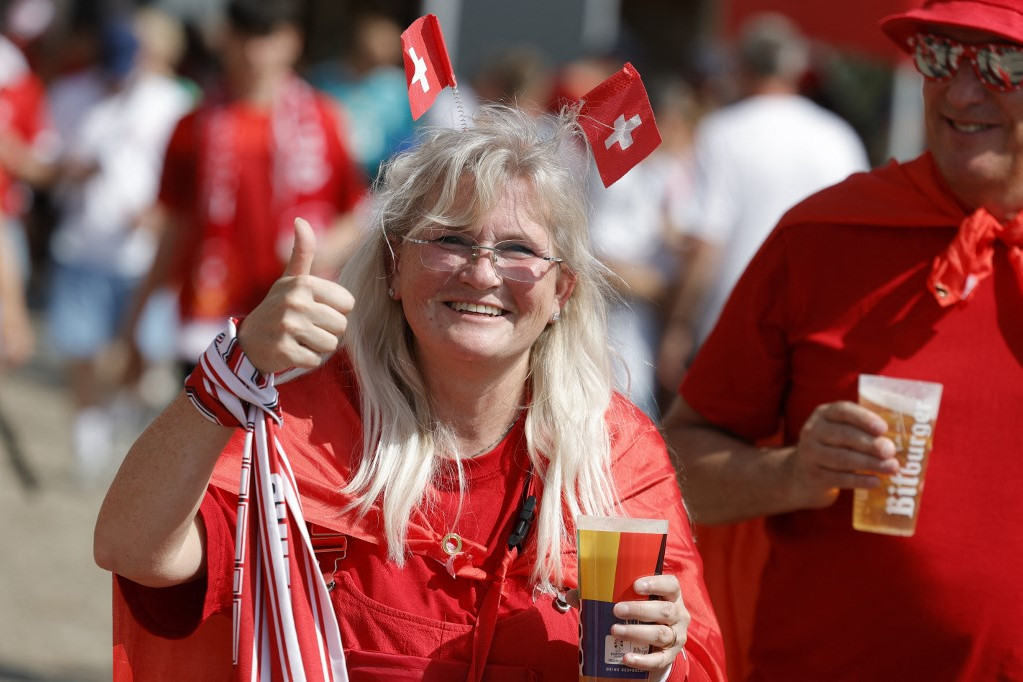Az elmaradhatatlan színes kavalkád, egy korsó hideg sör és svájci zászló a szurkolók hölgyek között is menő