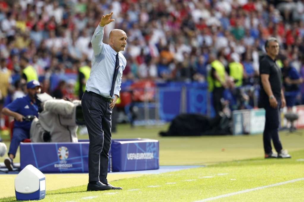 Luciano Spalletti, Olaszország szövetségi kapitánya a pálya széléről instruálja játékosait a Svájc-Olaszország mérkőzésen a berlini Olympia stadionban 2024. június 29-én