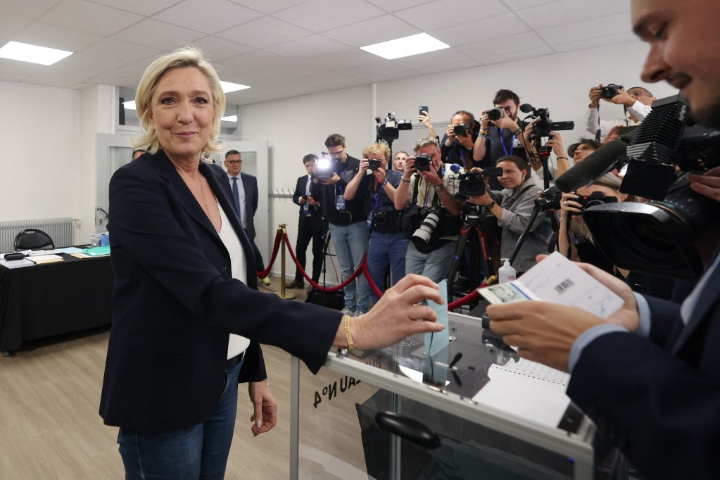 Marine Le Pen, a francia szélsőjobboldali Rassemblement National (RN) nemzetgyűlési frakciójának vezetője is leadta szavazatát a parlamenti választások első fordulójában az észak-franciaországi Henin-Beaumontban 2024. június 30-án. A megosztott Franciaországban nagy téttel bíró parlamenti választásokon szavaznak, amelyeken Marine Le Pen bevándorlásellenes és euroszkeptikus pártja első alkalommal kerülhet hatalomra