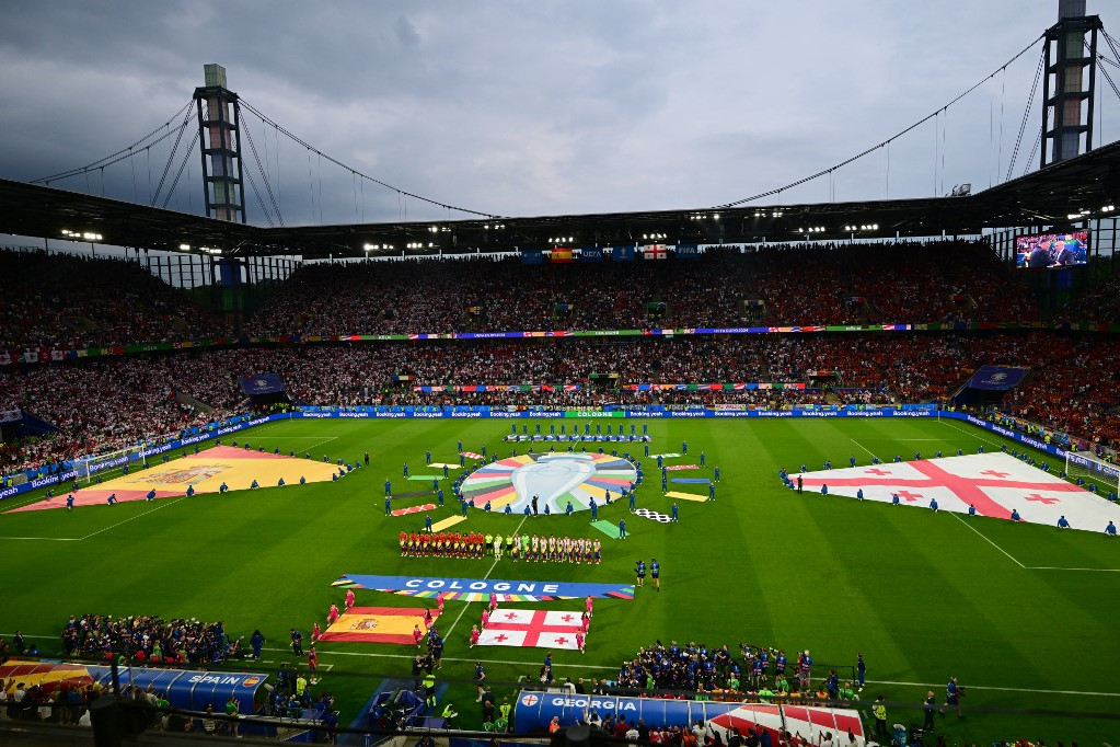 A csapatok felsorakoztak az UEFA Euro 2024 16. fordulójának Spanyolország-Grúzia mérkőzése előtt a kölni stadionban, 2024. június 30-án