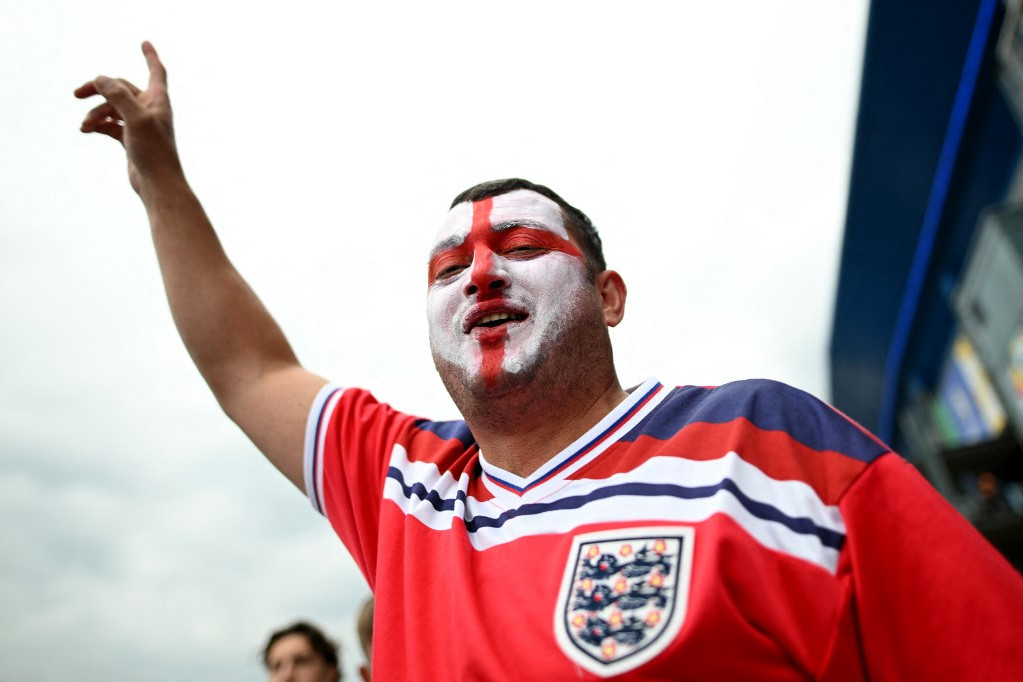 Az angol válogatott szurkolója már az Anglia–Szlovákia mérkőzés előtt ünnepli csapatát