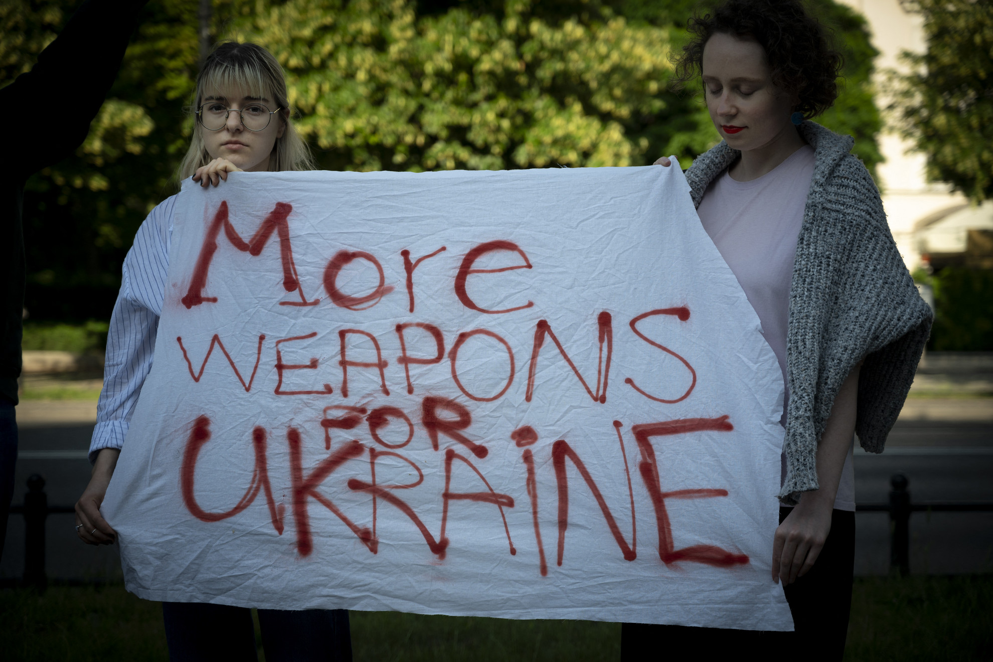 Lengyel tüntetők több fegyvert követelnek Ukrajnának a varsói amerikai nagykövetség előtt