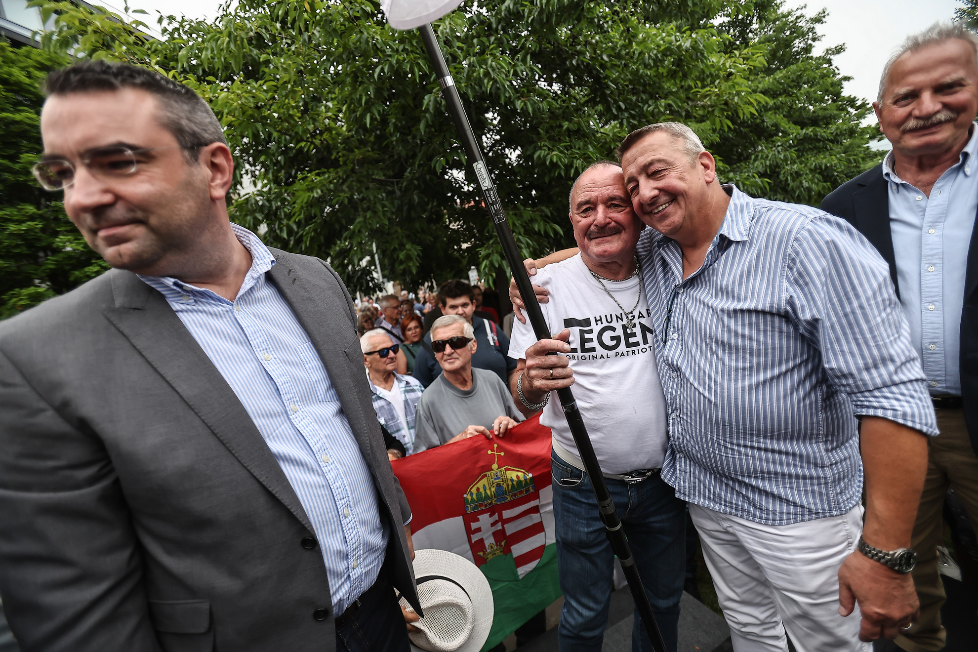 encsik András, a Demokrata főszerkesztője (j.), Bayer Zsolt szerkesztő-publicista (2. j.), Nagy Feró (2. b.), a Beatrice frontembere és Ifj. Lomnici Zoltán (b.) alkotmányjogász, ügyvéd az EU budapesti képviseleténél szervezett tiltakozó megmozduláson, melyet az Európai Bíróság mai napon hozott ítélete ellen szerveztek