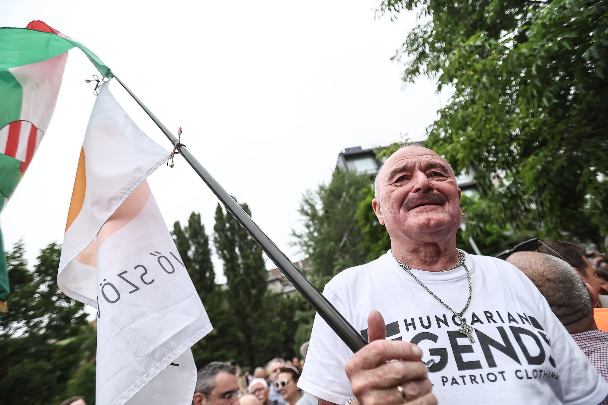 Nagy Feró (k.), a Beatrice frontembere is megérkezett az EU budapesti képviseleténél szervezett tiltakozó megmozdulásra, melyet az Európai Bíróság mai napon hozott ítélete ellen szerveztek