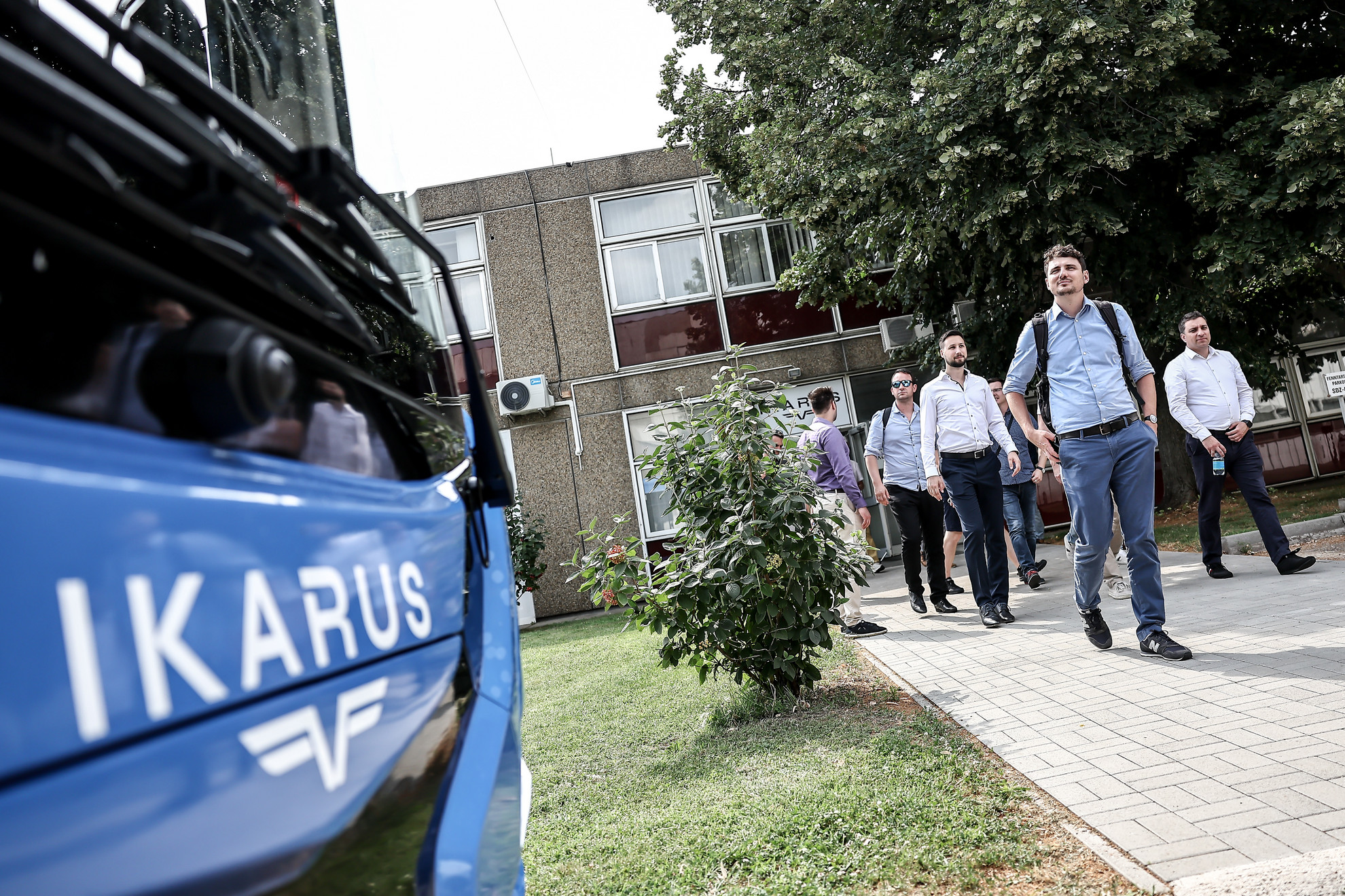 A CIVITAS program résztvevői az Ikarusnál tekinthették meg, hogy a hazai elektromos buszgyártás miként segíthetné településeik környezetbarát működtetését