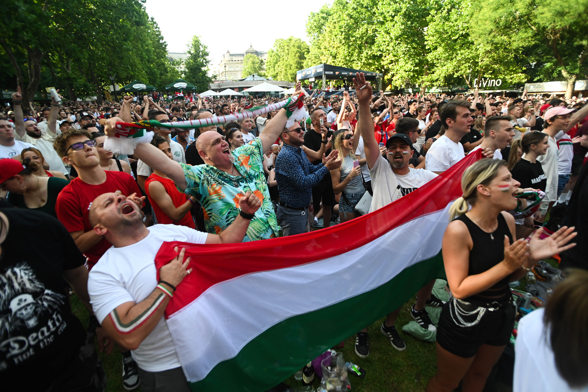 Szurkolók a labdarúgó Európa-bajnokság A csoportja második fordulójában játszott Németország-Magyarország mérkőzésen a budapesti Szabadság téren kialakított szurkolói zónában 2024. június 19-én