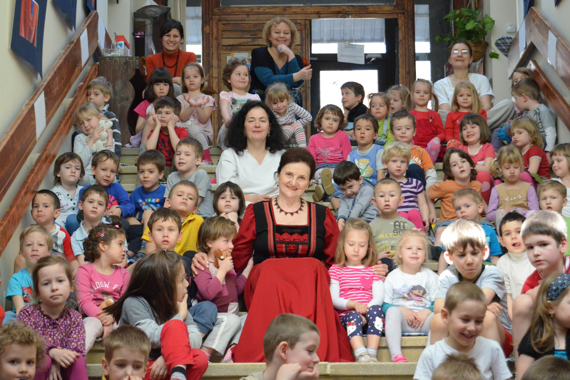 Kóka Rozáliát mindig körülveszik a gyerekek és felnőttek