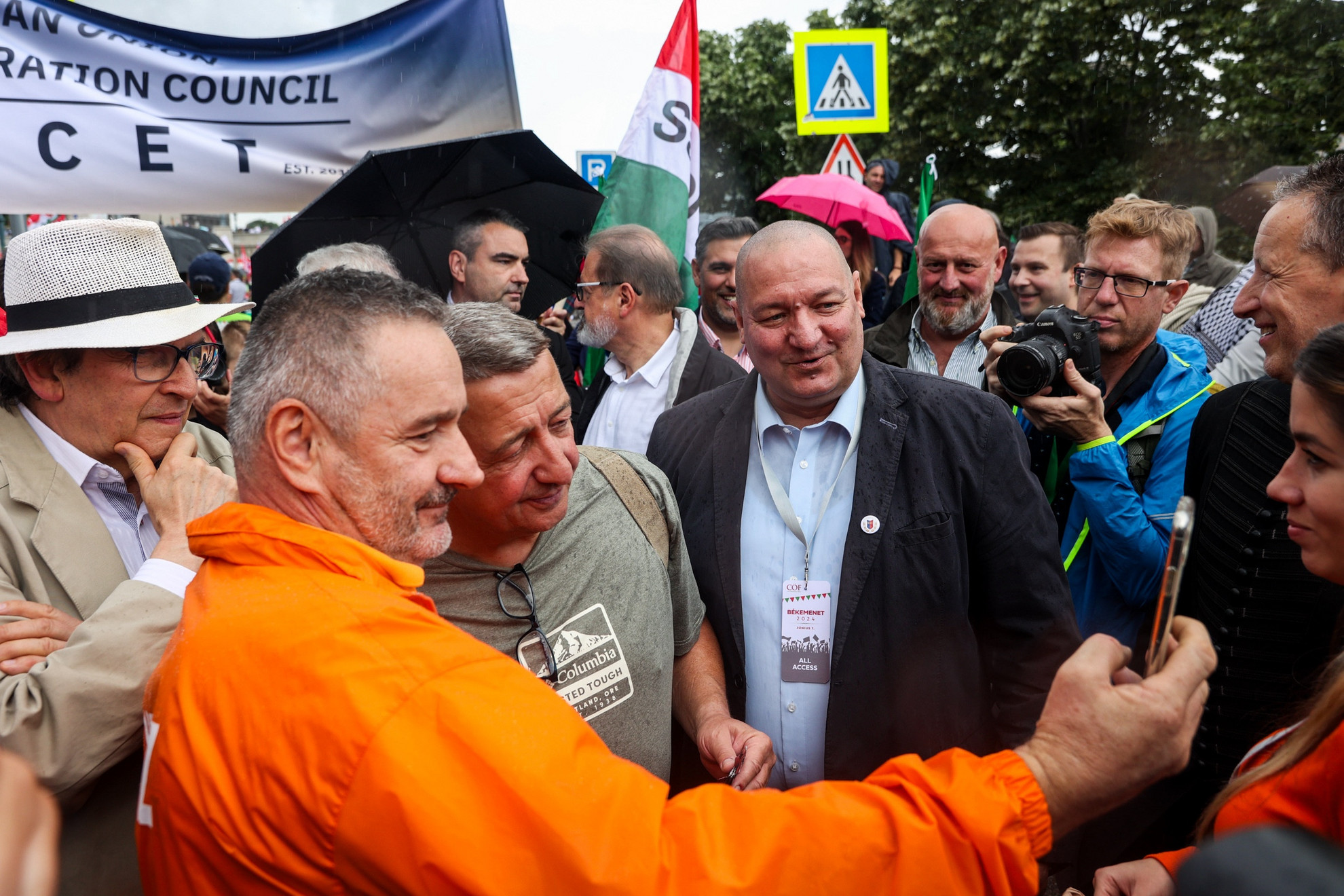 Bayer Zsolt (balról a második) és Németh Szilárd  a Békemeneten 2024. június 1-én