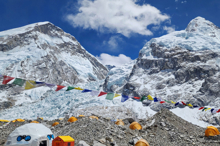 Fotó: AFP/Ang Tashi Sherpa Drónnal vittek oxigénpalackot az Everestre