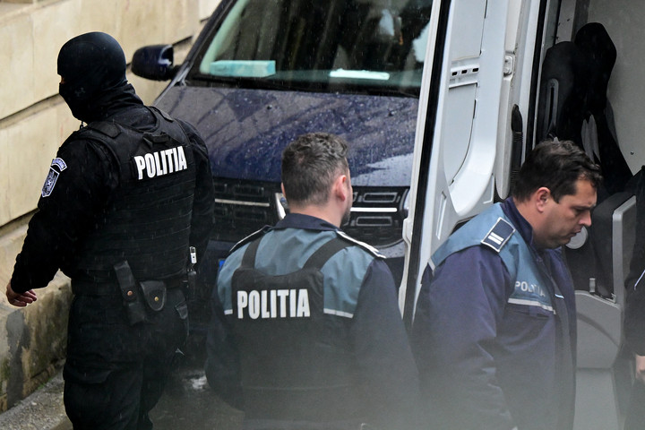 Fotó: AFP/Daniel Mihailescu Egy férfi megpróbálta felgyújtani magát Izrael bukaresti nagykövetsége előtt