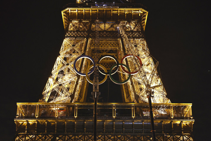 Fotó: AFP/Sameer Al-Doumy Az olimpiai ötkarika immár az Eiffel-tornyot díszíti
