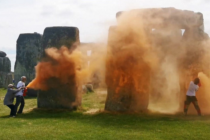 Fotó: AFP/Just Stop Oil/Handout Aktivisták narancssárga porral szórták be Stonehenge szikláit