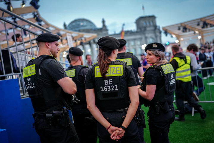 Fotó: AFP/DPA Picture-Alliance/DPA/Kay Nietfeld Egy gyanús hátizsák miatt kiürítették a szurkolói zónát Berlinben