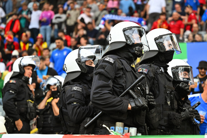 Fotó: AFP/DPA Picture-Alliance/DPA/Bernd Thissen Rendőrsereg várja a magyar szurkolókat Stuttgartban