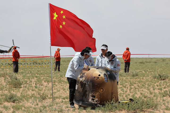 Fotó: Xinhua via AFP/Jin Liwang Visszatért a ritka holdi kőzeteket szállító kínai űrszonda