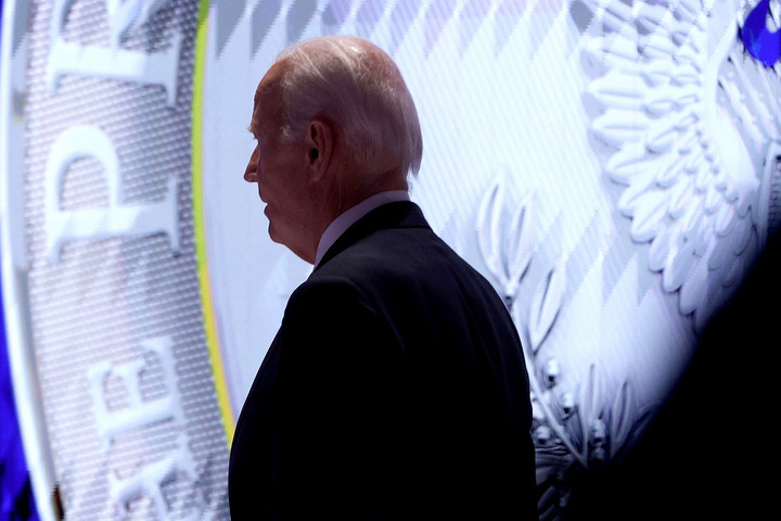 A Fehér Ház tagadta, hogy az elnökjelölti küzdelemtől való visszalépést fontolgatná Joe Biden
