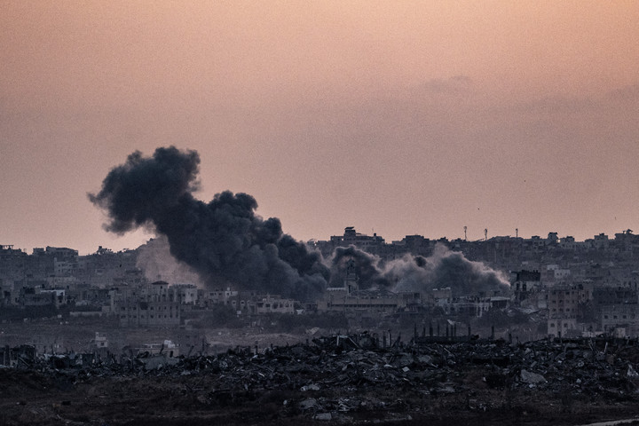 Fotó: Anadolu via AFP/Mostafa Alkharouf Túsztartókat is támadott az izraeli hadsereg Gázavárosban