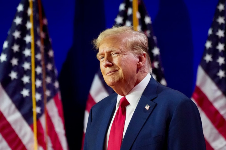 Trumpnak elnökként le kell állítania a katonai segélyt Ukrajnának