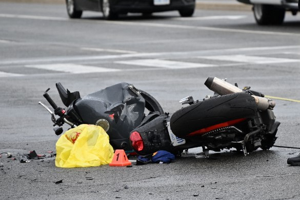 Motoros rendőrt gázolt egy bedrogozott sofőr