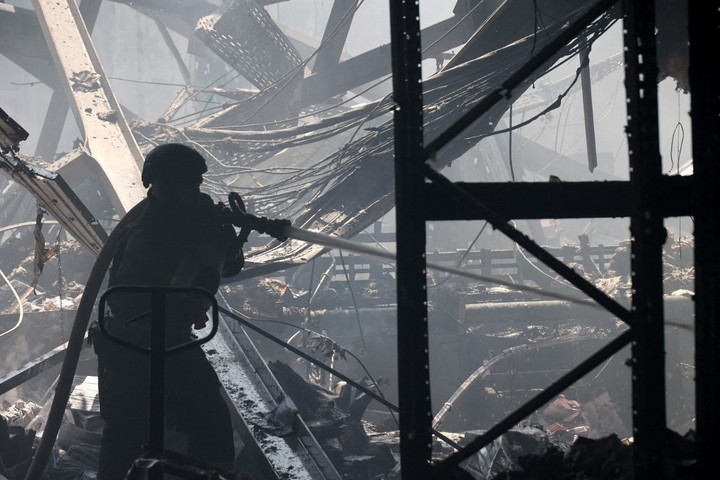 Fotó: AFP/NurPhoto/Vyacheslav Madiyevskyy Ukrán rakétacsapásban beomlott egy luhanszki lakóház lépcsőháza
