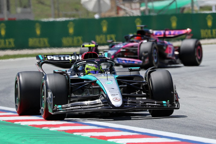 Hamilton volt a leggyorsabb a második szabadedzésen