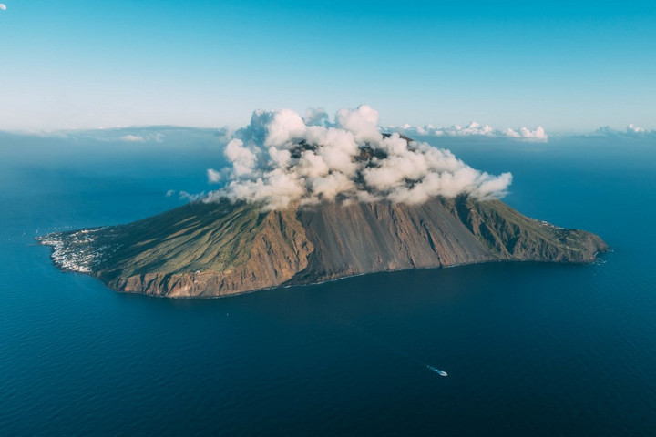 Fotó: AFP/Hans Lucas/Leo Coulongeat Kecskék veszélyeztetik a turizmust Stromboli szigetén