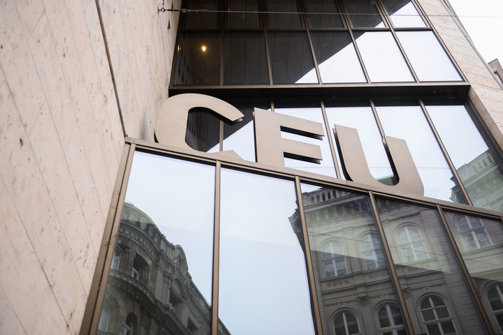 Botrány a CEU diplomaosztóján