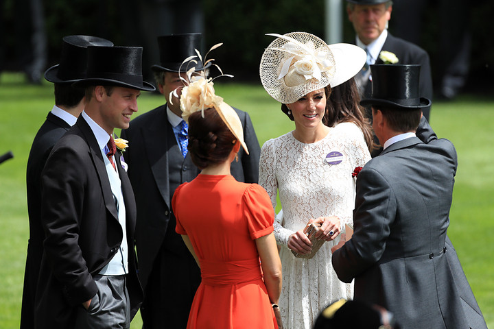 Royal Ascot: Katalin hercegné fehér Dolce and Gabbana csipkeruhában debütált