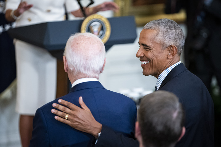 Obama kézen fogva vezeti le a színpadról a „megkövült” Bident + VIDEÓ