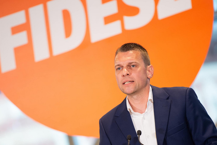 Fotó: Facebook/Menczer Tamás Menczer Tamás Magyar Péternek: „Ha hibázol, emberek halnak meg”