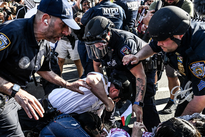 Palesztinpárti tüntetők betörtek a New York-i Brooklyn Múzeumba
