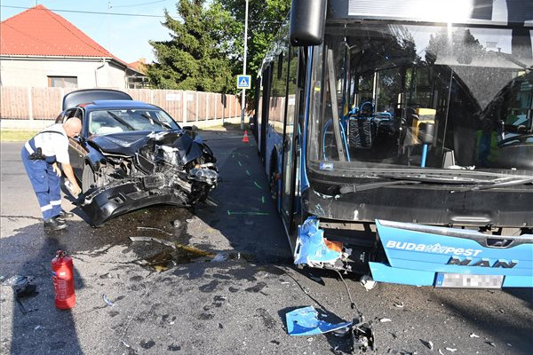 Fotó: MTI/Mihádák Zoltán Busz és egy autó karambolja Kispesten