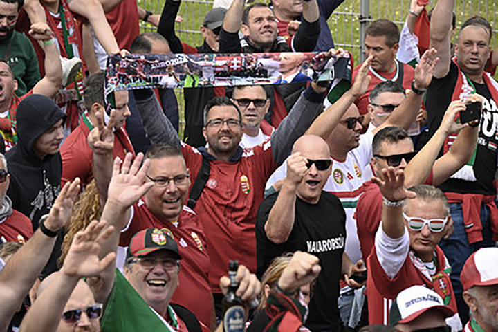 Több ezer magyar szurkoló érkezett együtt vonulva a stuttgarti stadionhoz