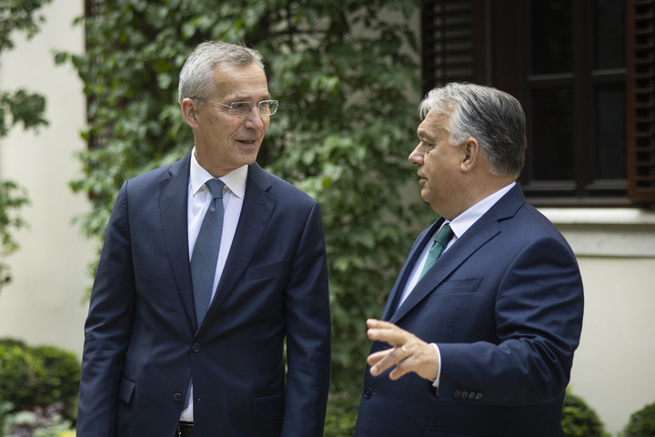 Nehéz beszélgetésre számíthat Orbán Viktorral Jens Stoltenberg