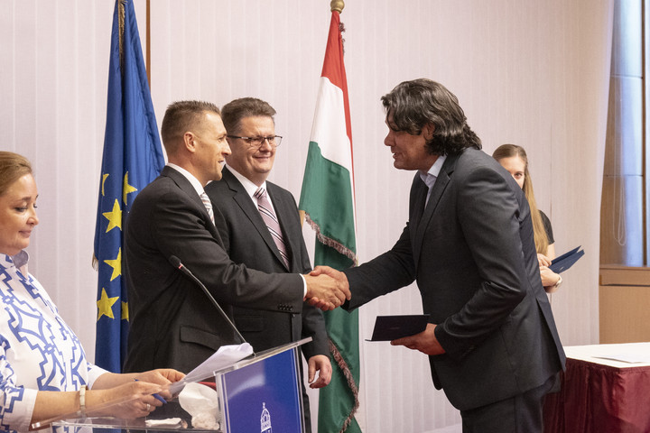 Átvették megbízólevelüket az EP-képviselők