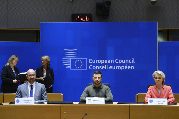 Fotó: Anadolu via AFP/Pool/European Commission Az EU biztonsági kötelezettségvállalási megállapodást írt alá Ukrajnával