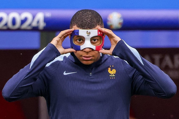 Az UEFA-nak nem tetszik Mbappé maszkja