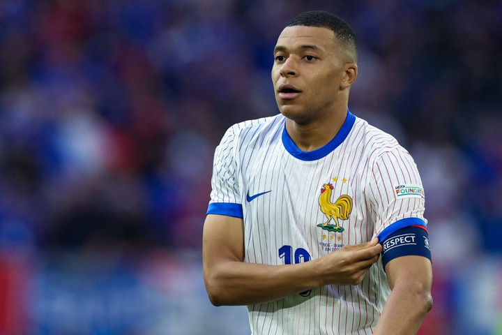 Nem műtik meg Mbappé törött orrát
