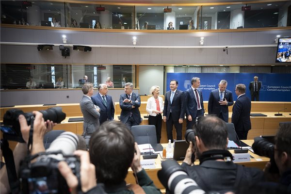 EU-csúcs: Megkezdődött a tagállami vezetők informális munkavacsorája