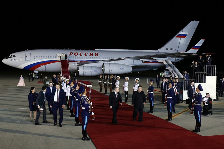 Fotó: AFP/Pool/Vladimir Smirnov Putyint vörös szőnyegen fogadta Kim Dzsongun + VIDEÓ