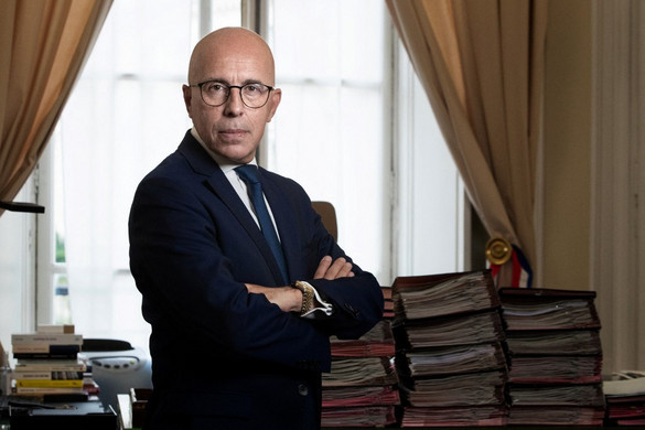 A francia jobbközép Köztársaságiak vezetősége kizárta a pártból a pártelnököt